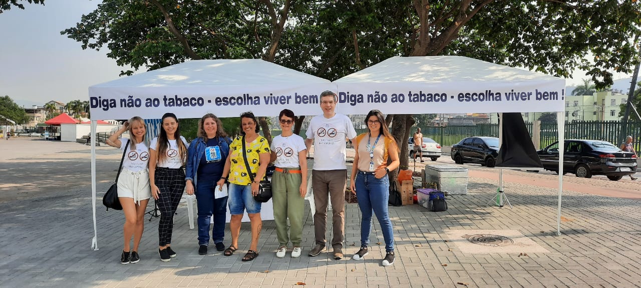 Diretores da SOPTERJ e alunos de medicina orientam e examinam usuários do tabaco em Madureira